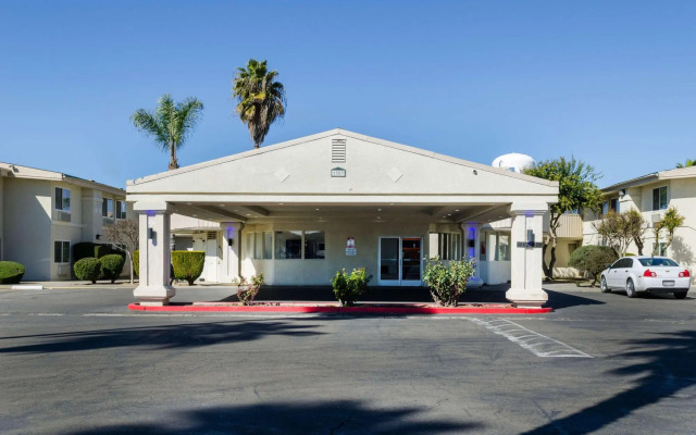 Super 8 Motel - Merced