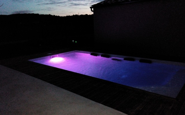 Modern holiday home with private swimming pool, air conditioning and enclosed garden