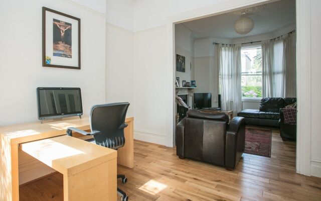 Spacious 3 Bedroom House In Dulwich