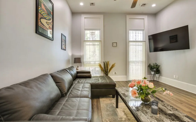 2 Mi to French Quarter: Walkable Nola Home