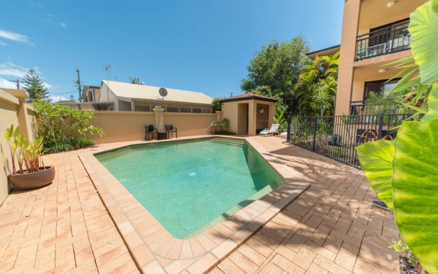 Beachside Gold Coast Apartment With Pool