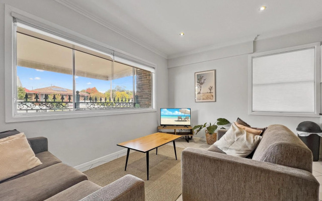 Central Armidale 2-Bedroom Apartment