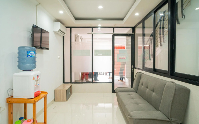 RedDoorz near Stasiun Senen