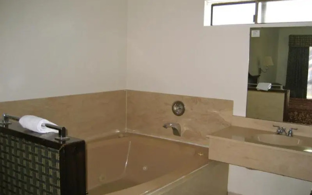 Jamestown Railtown Motel