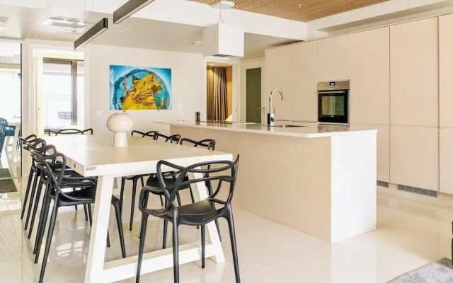 Luxurious 3-Br Apt with Balcony