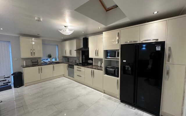 Comfortable and Stylish 3BD House in Luton