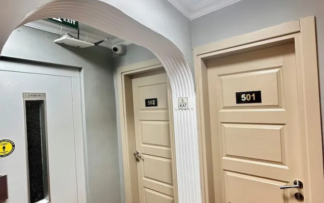 Crowned Exclusive Hotel