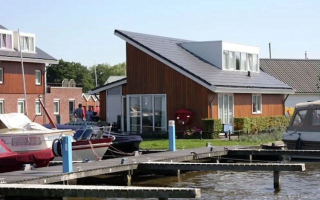 House by Uitgeestermeer With Garden