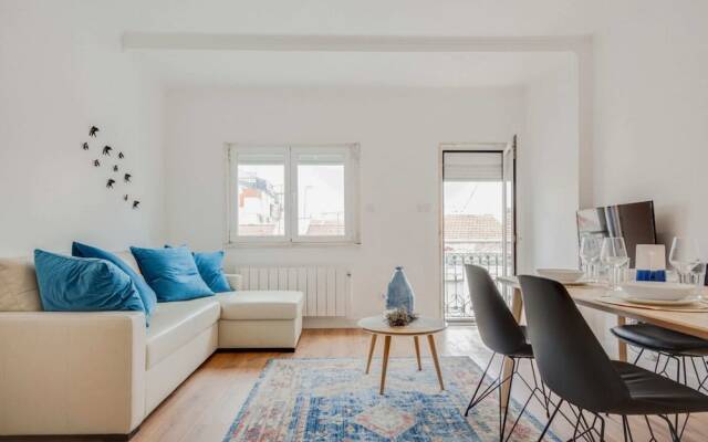 Bright Apartment Near 28 Tram Line