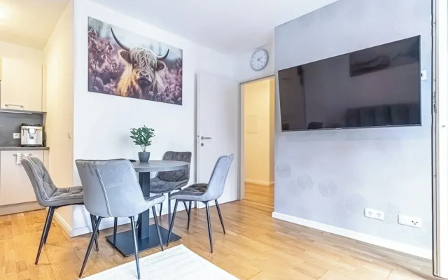 9 Min to City Center 1BR 1LR Balcony