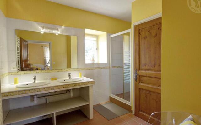 Gîte Chalain-le-Comtal, 5 pièces, 10 personnes - FR-1-496-48
