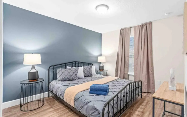 Super Epic- Sleeps 32 TWO Separate Townhomes