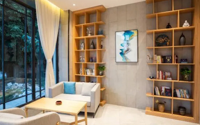 Danzhou Guanlan Shangpin International Hotel