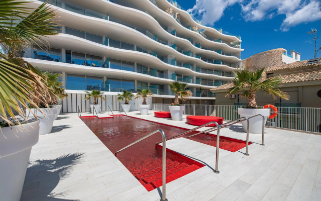 Unique 2 bedroom unit with pool near beach