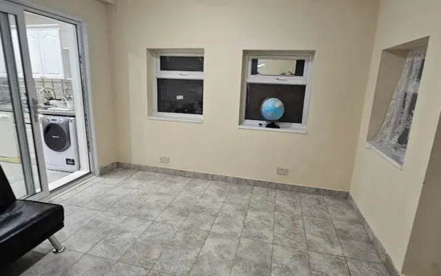 Spacious & Modern 2-bed House in Dagenham
