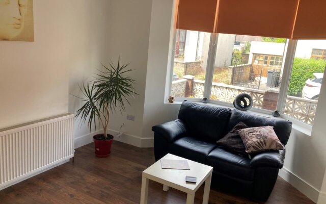Lovely 4-bed House in Central Wolverhampton