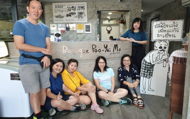 Boutique Poo-Yai Lee