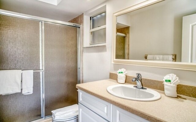 Baywatch Casa 3 Bedroom Home by RedAwning