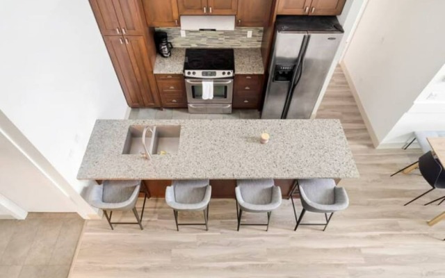 Lakeview Splendor 7BR Penthouse Bliss