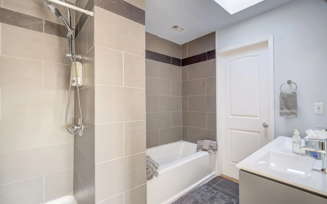 Walk to Tennyson & 32nd Ave! Sleeps 8!