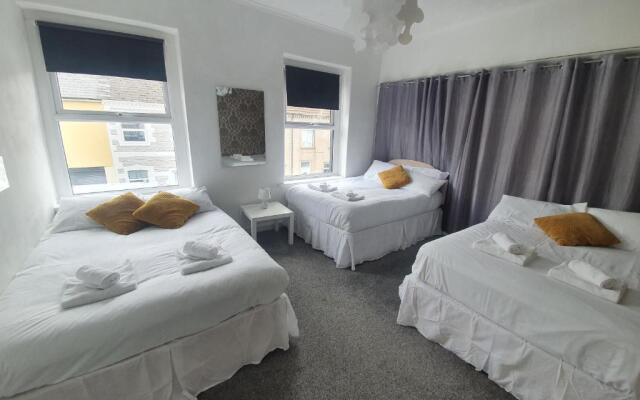 LARGE HOUSE, sleeps 16! Private garden, Free parking!