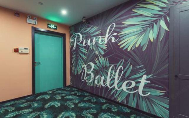 Punk Ballet Ins Hotel