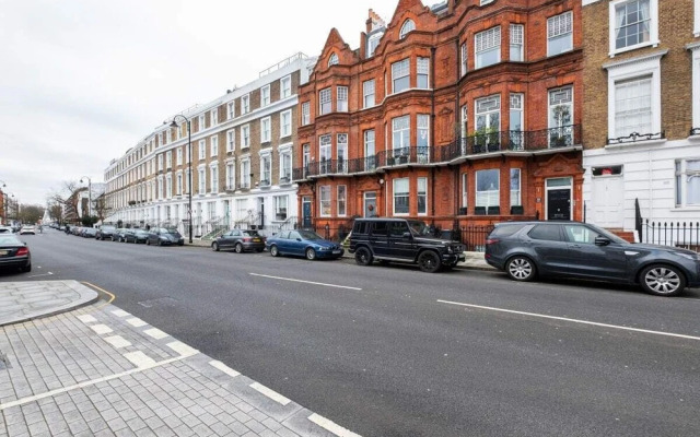 Spacious Designer 2 Bedroom Maisonette With Garden in Chelsea, London