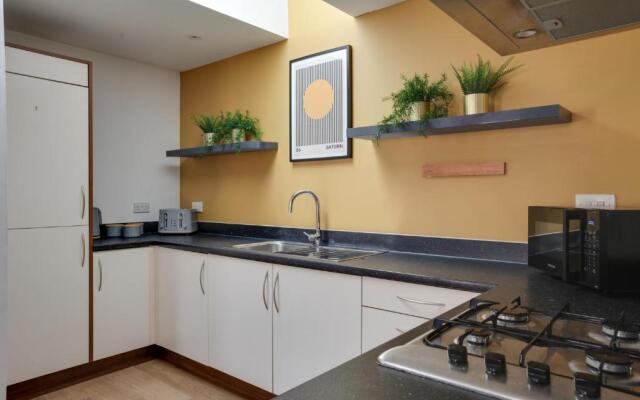 Beautiful Two Bedroom Coach House - Free Parking & Netlfix