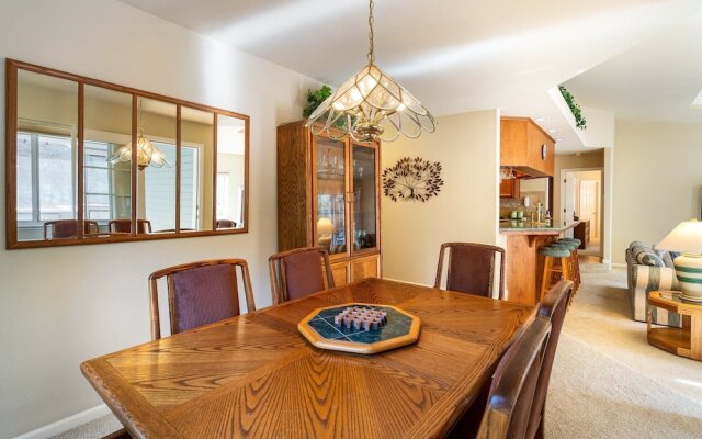 Happy Trails - Updated Home with Cozy Sunroom by Yosemite Region Resorts