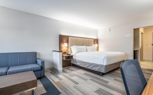 Holiday Inn Express and Suites-Platteville by IHG