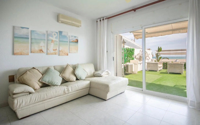 R126 Beachfront Apartment Sant Salvador