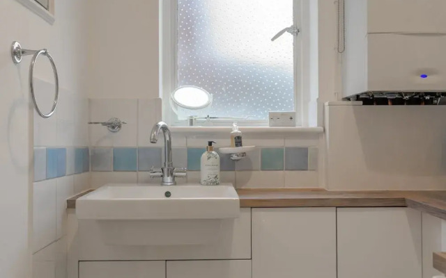2 Bedroom Flat With Balcony In Chelsea