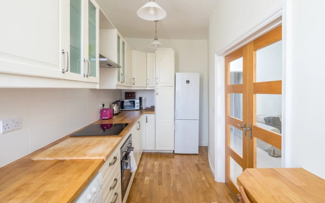 JOIVY Social Distancing for 4 in Earl's Court