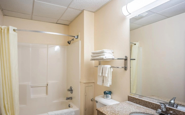 Super 8 by Wyndham Galesburg