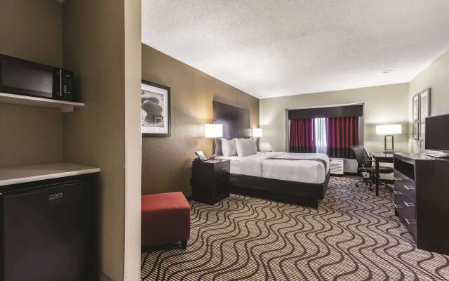 La Quinta Inn & Suites by Wyndham Collinsville - St. Louis