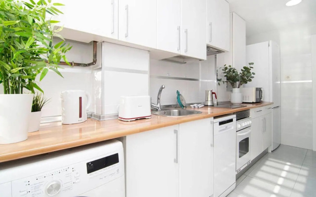 Sunny Apartment at the foot of Royal Palace by Batuecas