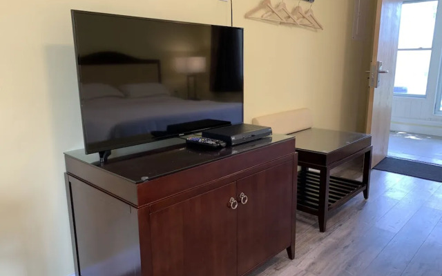 7 West Motel