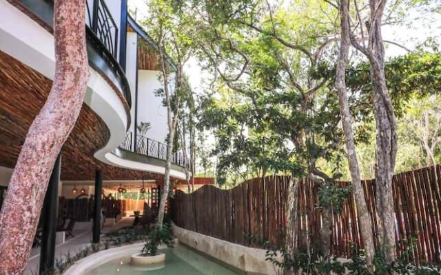 Charming Jungle Apartment Rooftop BBQ