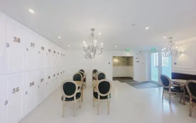 Hangzhou JZ Youth Hostel (West Lake Wulin Square Baoshan Bridge Metro Station Branch)