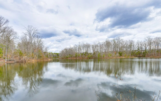 Lakefront Fredericksburg Home w/ Deck + Fire Pits!