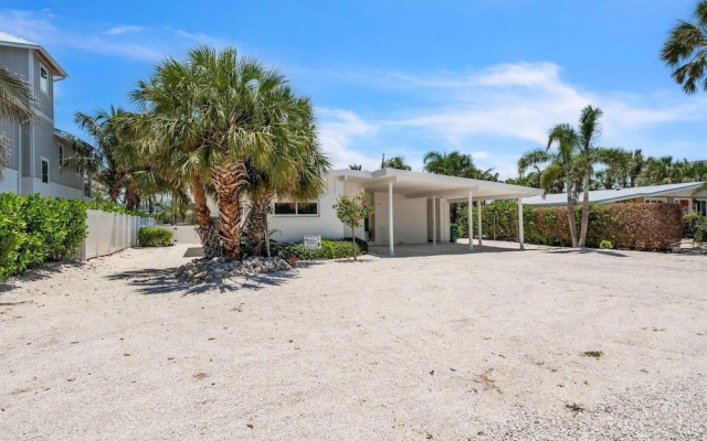 The Palm Leaf 3 Bedroom Home by RedAwning