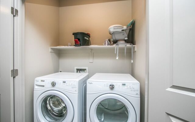 Rooftop Pool, Views, Close to Shops & Dining C4427