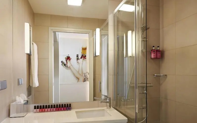 MOXY London Heathrow Airport