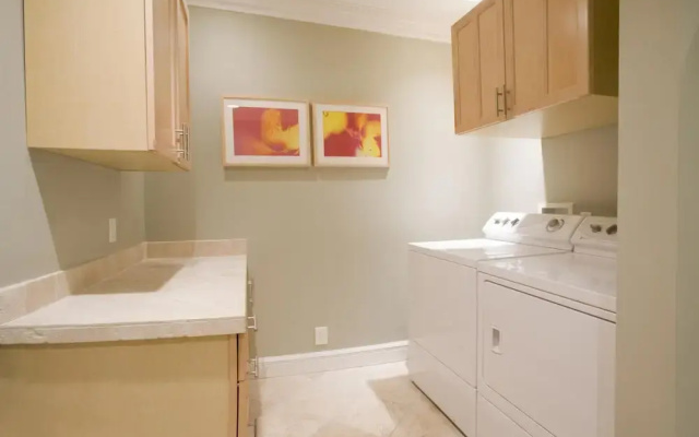 Ground Floor In Venice Near The Beach 3 Bedroom Home by RedAwning