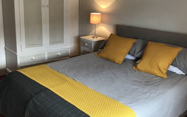 Drewe Arms Bunk Rooms & Church Cottage