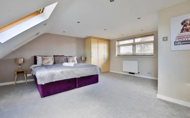 Spacious 3 Bed Home With Pool Table