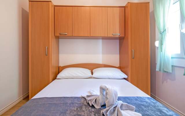 Restful Apartment in Mastrinka near Beach & Town Center