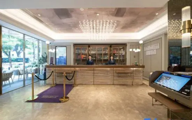 Mercure Chongqing Jiefangbei Hongya Cave