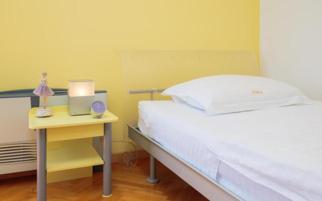Seaside Apartment Gold 1row