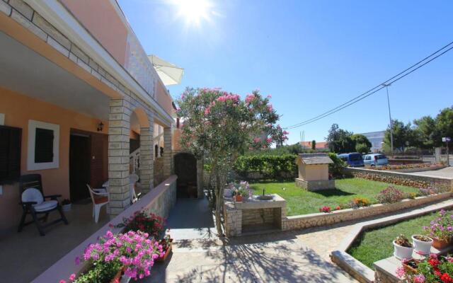 Apartment and Rooms Toka